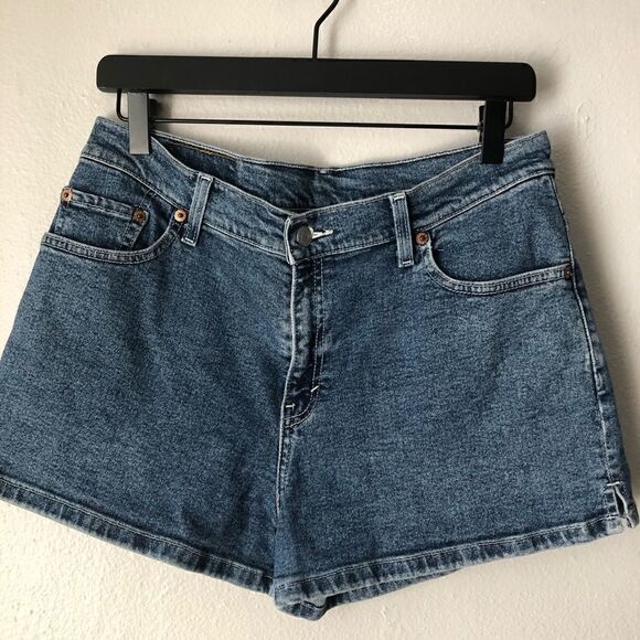 Vintage Levi’s medium wash blue denim shorts junior size 13/30 - Picture 2 of 10